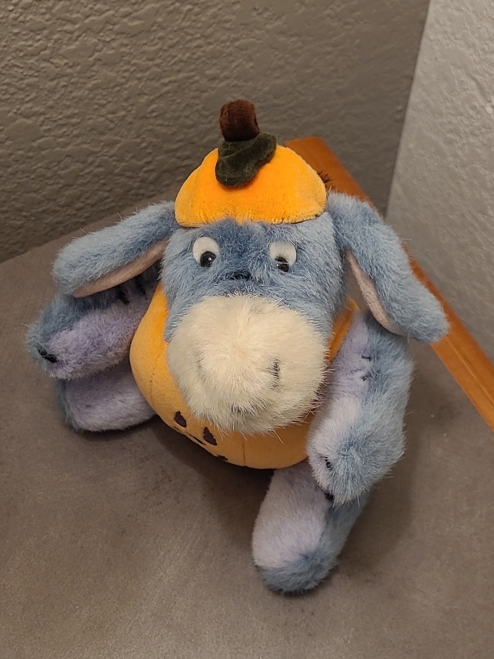 Boyds Collection Eeyore Pumpkin Halloween Plush Disney T.J.'S best Dressed